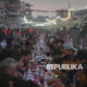 Warga Palestina berbuka puasa bersama diantara reruntuhan rumah dan bangunan di Rafah, Jalur Gaza selatan, Sabtu (1/3/2025). Pasca gencatan senjata, warga Palestina menjalani bulan suci Ramadhan dengan lebih baik jika dibandingkan tahun sebelumnya. Meski hidup ditengah kondisi kota yang hancur, namun pada Ramadhan tahun ini warga Palestina di Gaza bisa melakukan buka puasa dan ibadah Ramadhan bersama dengan tenang.