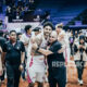 Para pemain Rans Simba Bogor dan pelatih Anthony Garbelotto merayakan kemenangan atas Hangtuah di IBL Gopay 2025.