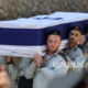 Tentara Israel menghadiri pemkaman rekannya yang tewas di Gaza, di pemakaman militer Mount Herzl di Yerusalem, 27 April 2025.