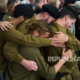 Tentara Israel menangisi rekan mereka yang tewas dalam operasi darat di Jalur Gaza, saat upacara pemakamannya di dewan regional Gezer Israel, 27 April 2025.