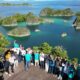 Salah satu spot wisata terkenal di Raja Ampat yakni bukit pianemo.