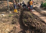 Memasuki Musim Hujan, Warga Desa Pencong Gotong Royong Perbaiki Saluran Air