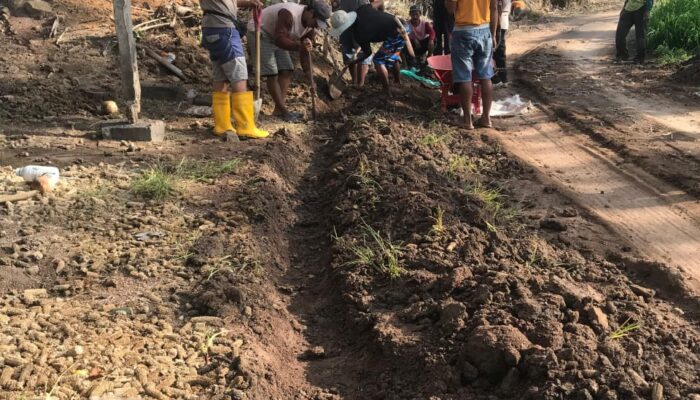 Memasuki Musim Hujan, Warga Desa Pencong Gotong Royong Perbaiki Saluran Air