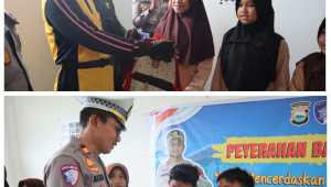 Hadir Mencerdaskan Anak Bangsa Hingga Pelosok, Kapolres Jeneponto Serahkan Bantuan Seragam Sekolah di Rumbia