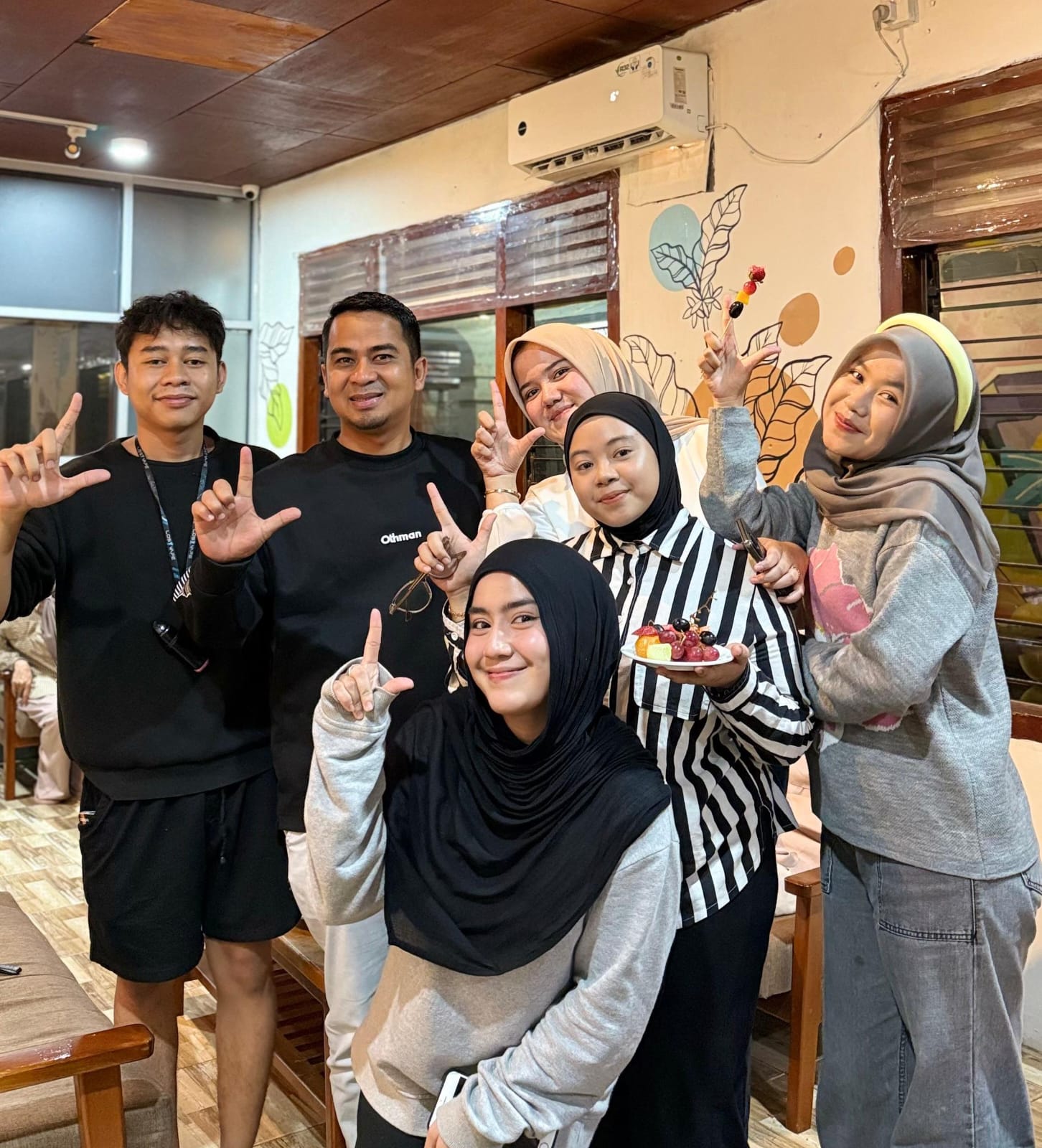 Wali Kota Solok Hadir di Light Booth X RN Coffee & Roastery Bersama Keluarga