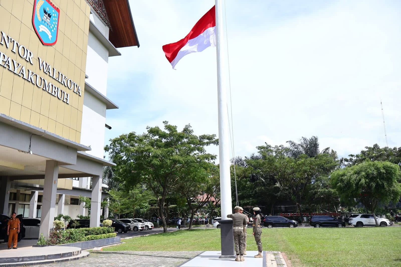 Try Sutrisno Berpulang, Merah Putih Menunduk Khidmat di Langit Payakumbuh